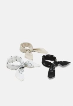 Pier One BANDANA UNISEX 3 PACK - Tuch - Black/white/beige -Kleidung PierOne Store 07b97c3020c049de90779ce451692b29 1