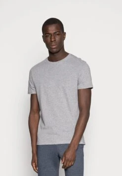 Pier One 3 PACK - T-Shirt Basic - White/black/light Grey 9 Pier One 3 PACK - T-Shirt Basic - White/black/light Grey -Kleidung PierOne Store 4076e7e50d3a4fb78cc08ea42ee0eb04