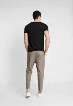 Pier One T-Shirt Basic - Black 8 Pier One T-Shirt Basic - Black -Kleidung PierOne Store 83b916fdf5444d9ba8380d809f888082