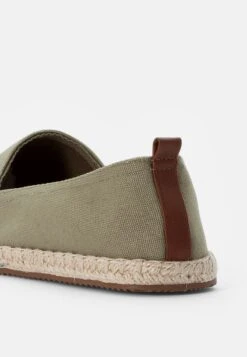 Pier One RENA ESPADRILLE UNISEX - Espadrille - Olive -Kleidung PierOne Store 8b1ef3dce9d344a08d816af96a53324d