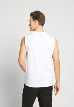 Pier One 3 PACK - T-Shirt Basic - Grey/white/black 8 Pier One 3 PACK - T-Shirt Basic - Grey/white/black -Kleidung PierOne Store a9eda1483b324f9bb5e5f44f95d5a2f7