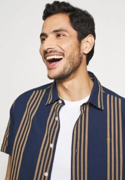 Pier One T-Shirt Basic - White/black/bordeaux 9 Pier One T-Shirt Basic - White/black/bordeaux -Kleidung PierOne Store ad1e5f105df94e638daafdd57d29d49c