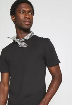 Pier One 3 PACK - T-Shirt Basic - Black/mottled Dark Grey/bordeaux 11 Pier One 3 PACK - T-Shirt Basic - Black/mottled Dark Grey/bordeaux -Kleidung PierOne Store ae9b9691c10949c5b4edc17929f8c13a