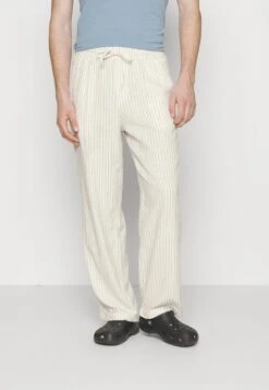Pier One DRAWCORD TROUSERS - Stoffhose - Off-white -Kleidung PierOne Store b95eb718ba79473385a4a0d44aaaf9c3 1
