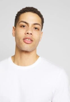 Pier One 3 PACK - T-Shirt Basic - White/dark Blue/red 10 Pier One 3 PACK - T-Shirt Basic - White/dark Blue/red -Kleidung PierOne Store bb58520a3fdd4addbd204975d9a479ed