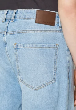 Pier One DISTRESS ON KNEES - Jeans Relaxed Fit - Light Blue Denim -Kleidung PierOne Store ef0878bf5af4400aa54a42825fa794da